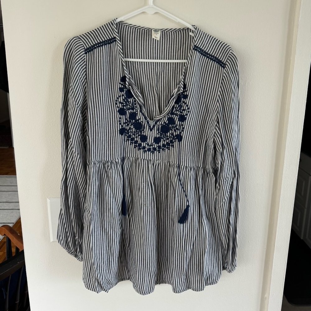 Old Navy Maternity Top. Navy and White. Size Medium.